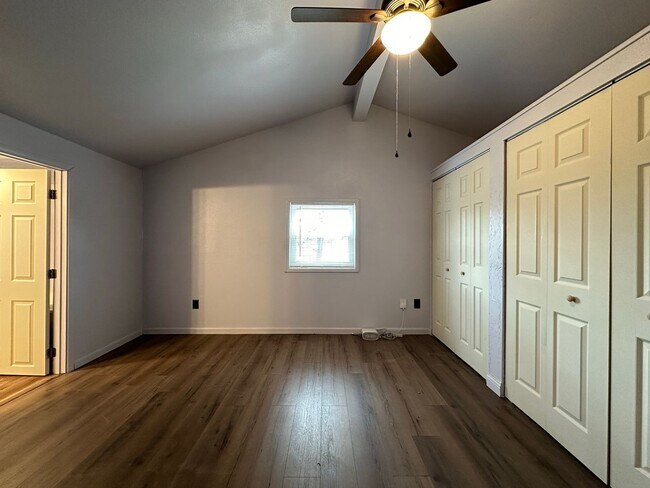 Building Photo - Charming 3 Bedroom / 2 Bathroom (1176 sf)