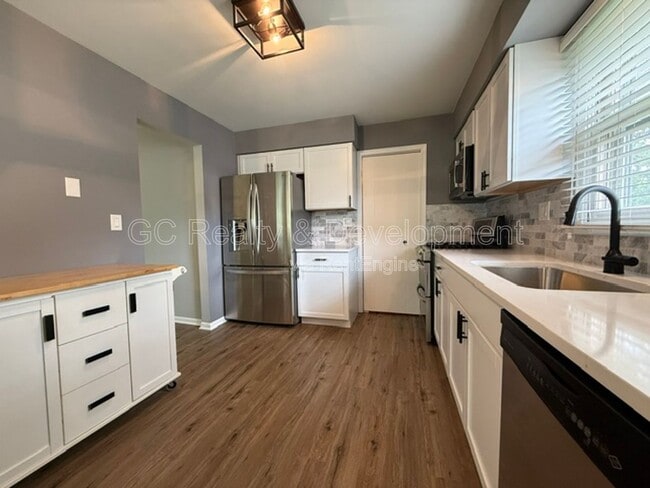 Building Photo - 1686 Grosvenor Cir