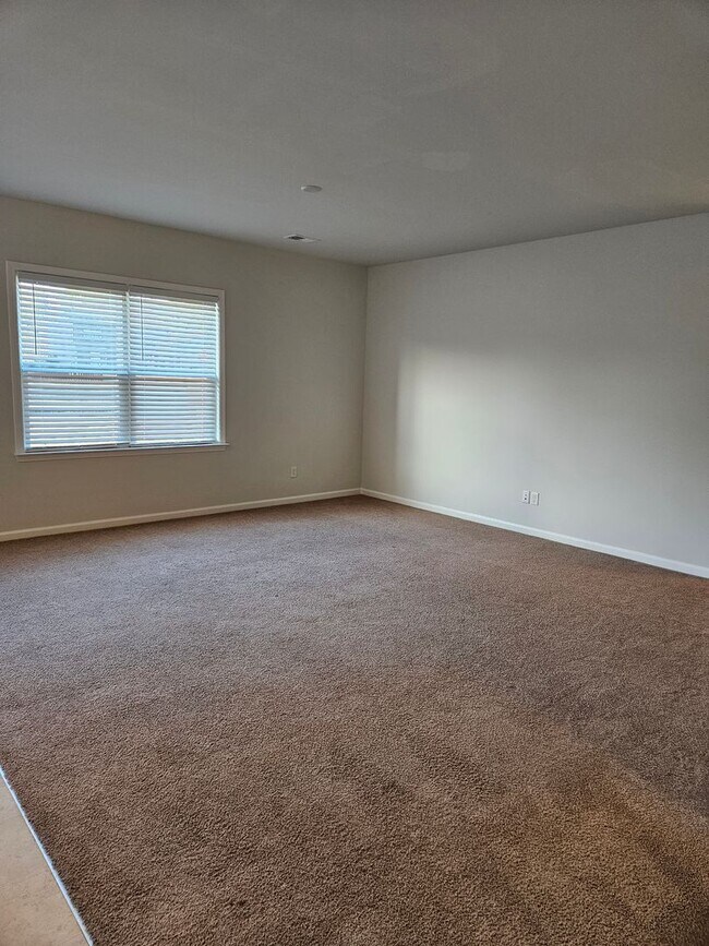 Building Photo - Spacious Two-Story Living on a Premium Lot...
