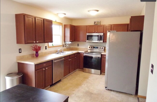 Building Photo - Beautiful 4 bedroom 2.5 bath home in Lewis Center