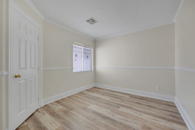 Building Photo - Gorgeous home with new flooring throughout and a Community Pool!