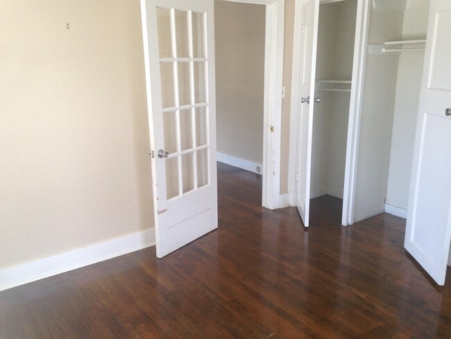 Building Photo - 1104 N LBJ Dr