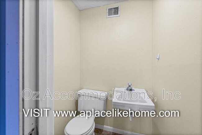 Building Photo - 608 E 78th St