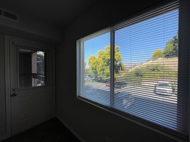 Building Photo - Remodeled 2 Bedroom 2 Bathroom Condo Near BYU