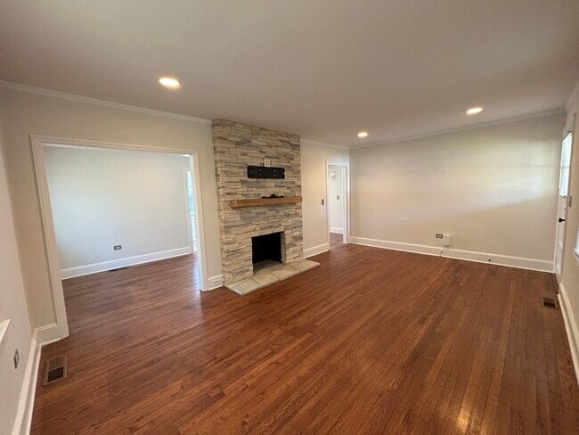 Building Photo - 2 Bedroom charming bungalow in desirable Oakhurst