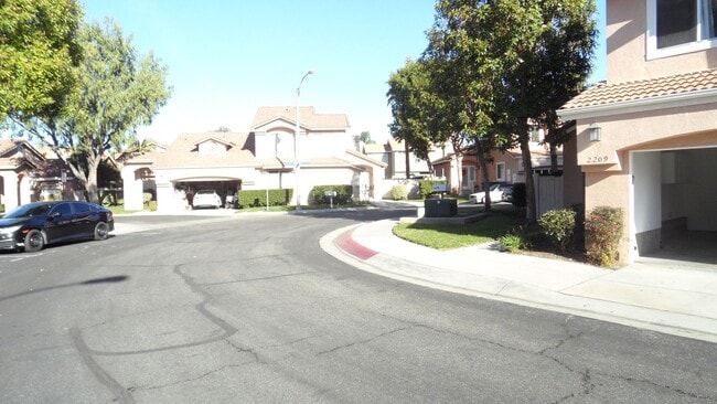 Building Photo - End-Unit 3BR 2.5BA Townhome w/ 2 Car Attached Garage