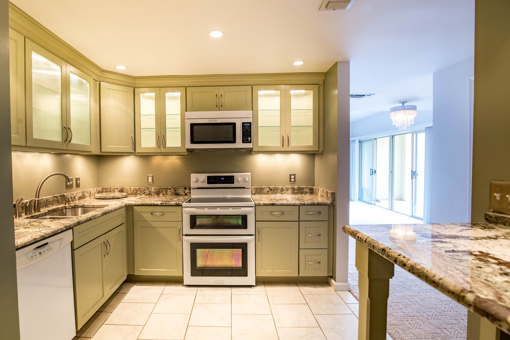 Kitchen with double oven and built-in microwave - 960 Fell St