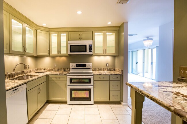 Kitchen with double oven and built-in microwave - 960 Fell St