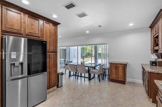 Building Photo - 15400 SW 84th Ave