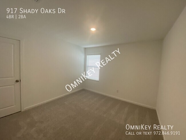 Building Photo - 917 Shady Oaks Dr