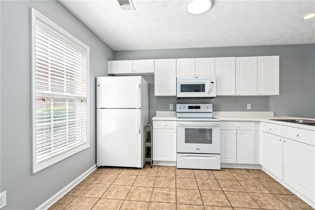 Building Photo - 1477 N Donahue Dr