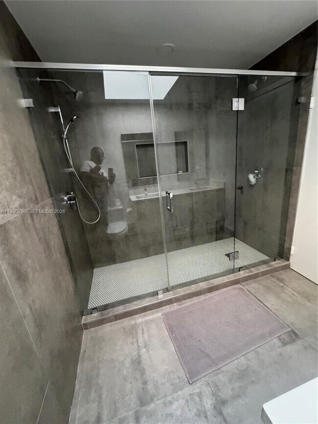 Building Photo - 534 NE 195th St