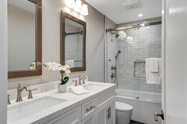 Building Photo - 5346 Tyrone Ave