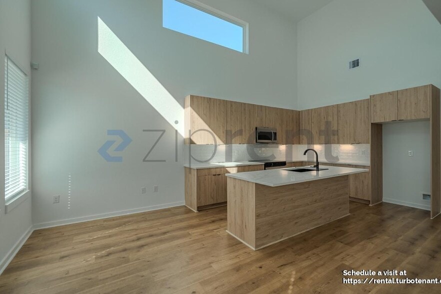 Building Photo - 5029 Van Fleet St