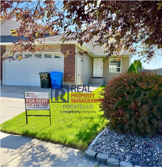 Building Photo - MOVE IN SPECIAL - 5 Bedroom 3.5 Bath Duple...