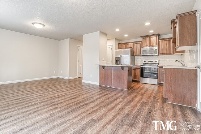 Building Photo - 3 Bedroom/2.5 Bath With Fenced Backyard, W/D Included, and AC!