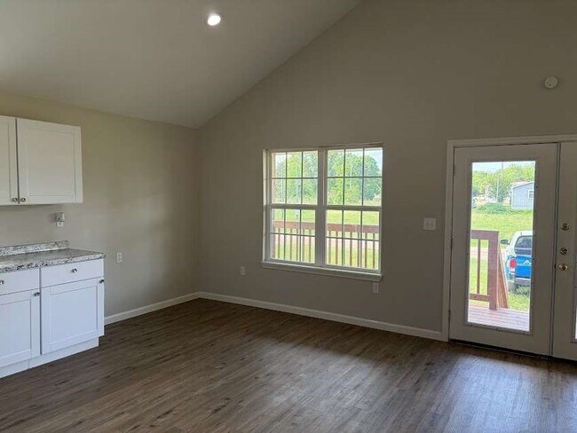 Building Photo - 132 Pine Ridge Dr