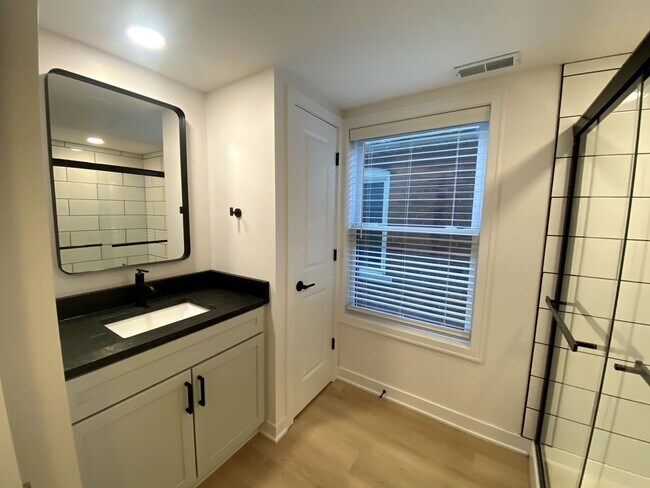 Building Photo - 1234-1236-1236 Summit St