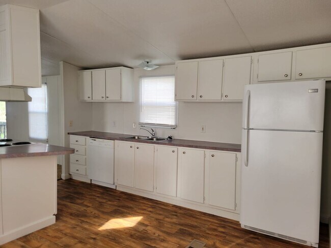 Building Photo - Ready to move in!