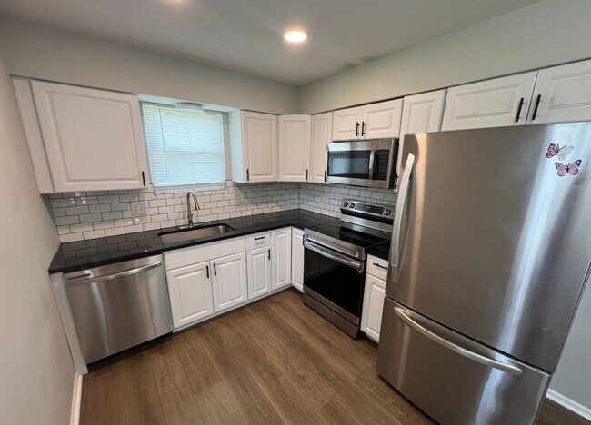 Building Photo - Updated 3 Bedroom Duplex with Spacious Bac...