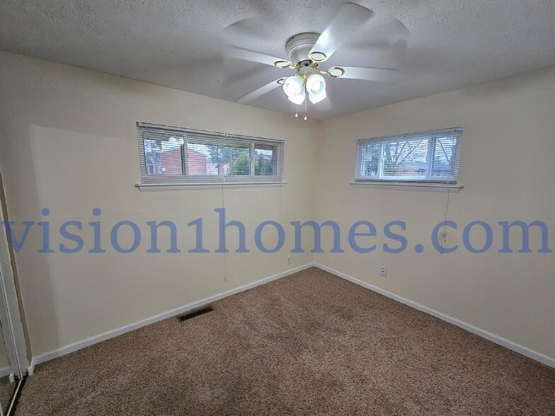 Building Photo - 433 Lewis Blvd