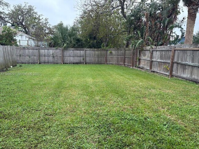 Building Photo - 830 S Beach St