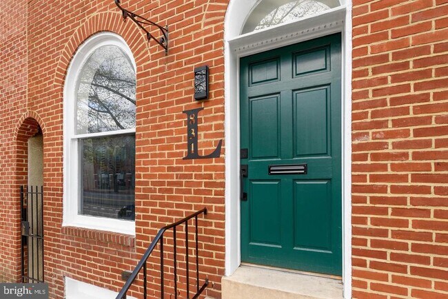 Primary Photo - 831 Light St