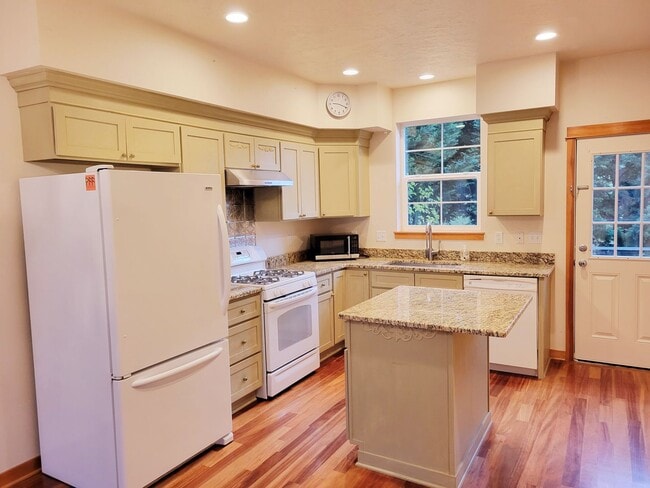 Building Photo - Lovely 2 Bedroom Townhouse Within Walking Distance to Historic Downtown Poulsbo