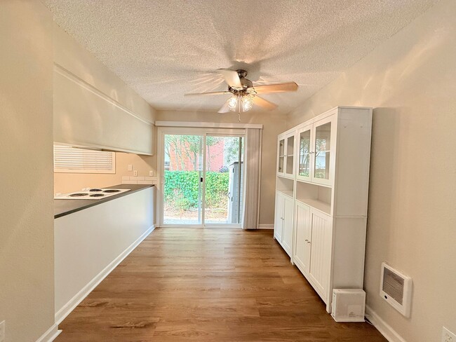 Building Photo - Super Cute 2 Bedroom Condo in Tigard!!! Water, Sewer and Garbage Included!!!