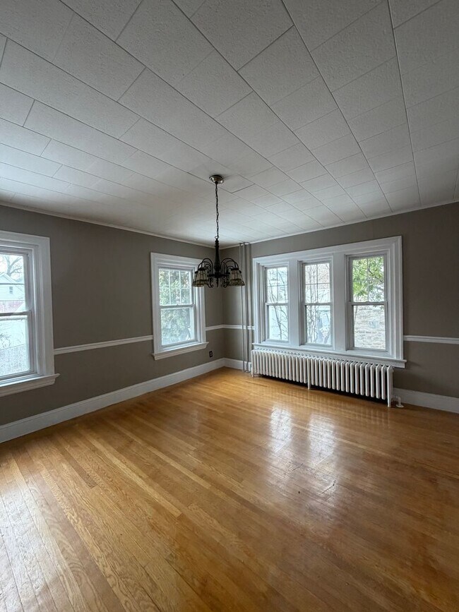 Building Photo - Gorgeous Mount Penn 4 BR/1 1/2 Bath For Rent