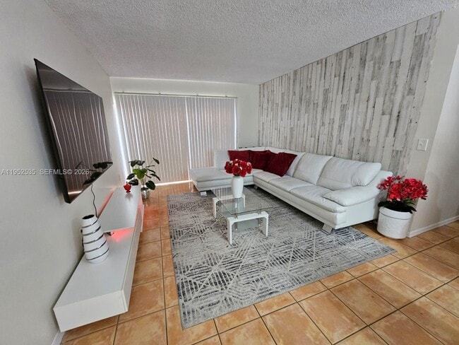 Building Photo - 6235 SW Kendale Lakes Cir