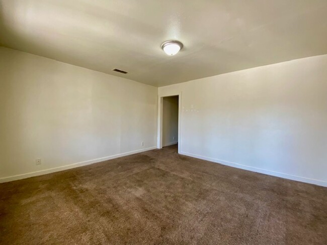 Building Photo - 2 Bedroom 1 Bath Upstairs Unit Available i...