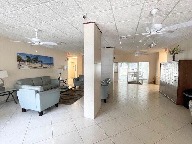 Building Photo - 3000 Riomar St