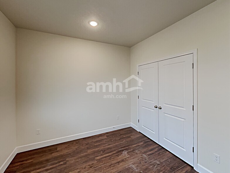 Building Photo - 2415 E Surry Way