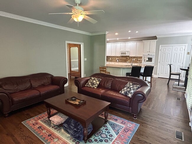 Building Photo - 4 Bed | 2.5 Bath Furnished House in Morris...