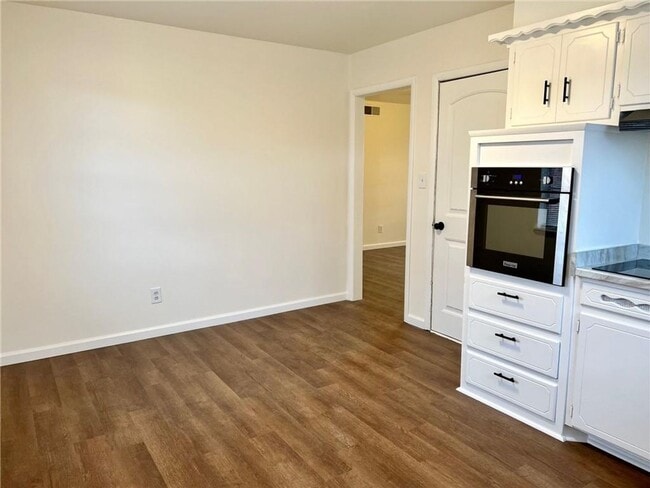 Building Photo - Super cute corner lot!