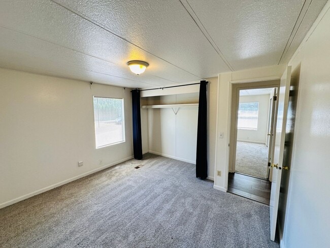 Building Photo - 14014 NE 70th Ave