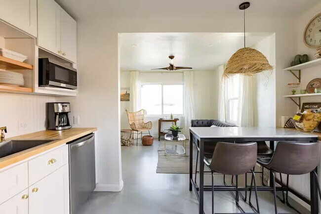 Building Photo - FARM VIEW BUNGALOW across from UofA Campus Farm! Available Today!