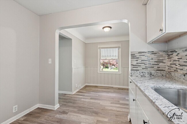 Building Photo - $1300 3 bedroom bungalow