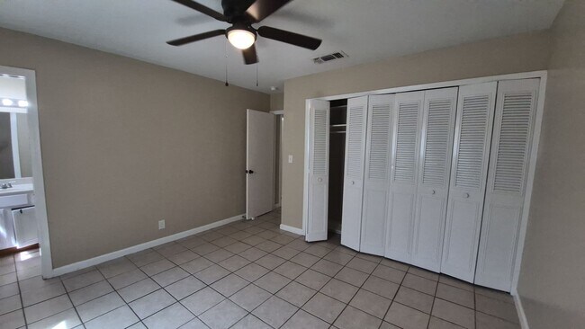 Building Photo - 7102 Glen Point Dr