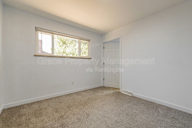 Building Photo - 287 Troy St