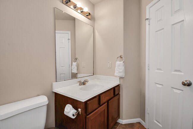 Building Photo - 2202 Waterford Park St