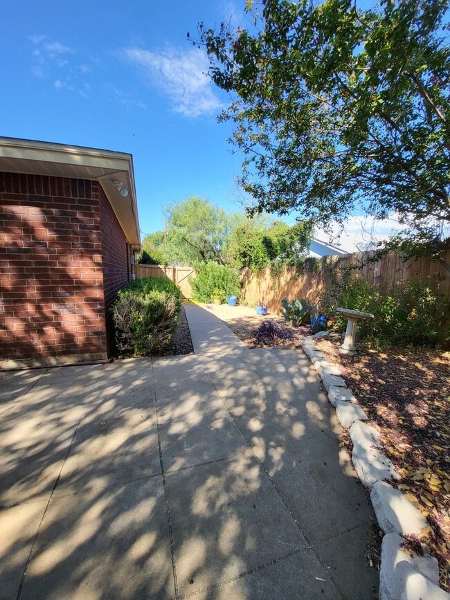 Building Photo - FOR LEASE!!