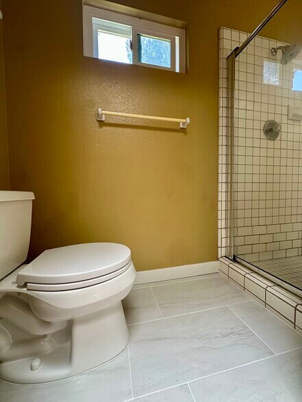 Master bedroom, toilet area. - 1780 Crystal Ridge Way