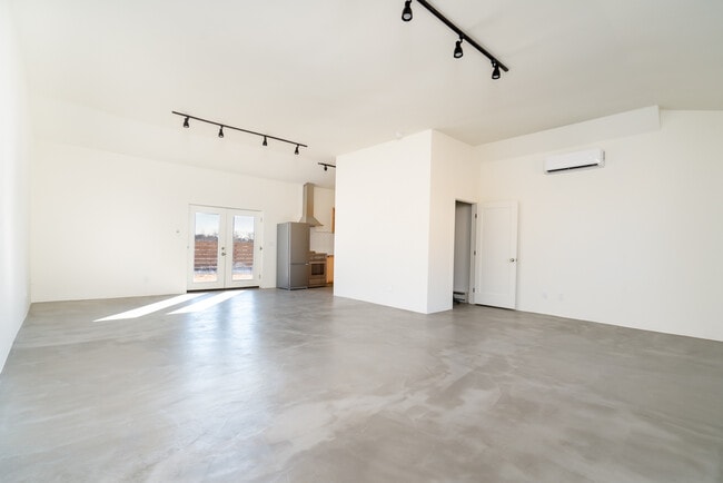 Primary Photo - 2200 W Alameda St