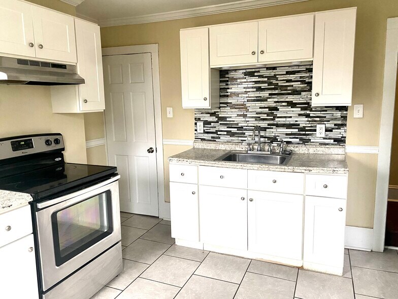 Building Photo - 19 Center St