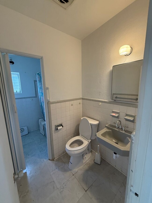 Building Photo - 3 bed 2 bath house with 1200 sf. end of ci...