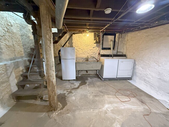 Building Photo - 116 Lathrop St