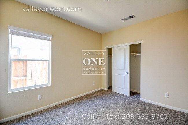 Building Photo - Large Single-Story 4 Bedroom Home in Patterson--has SOLAR!