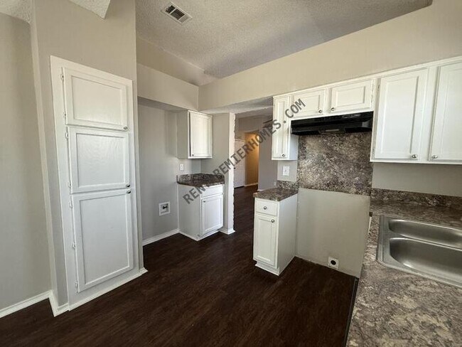 Building Photo - 10206 Shayna Dr